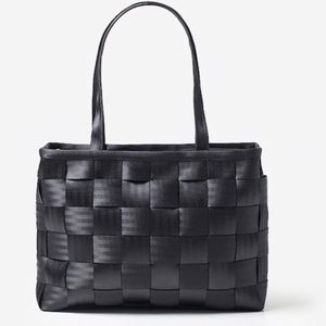 Harvey’s seatbelt bag